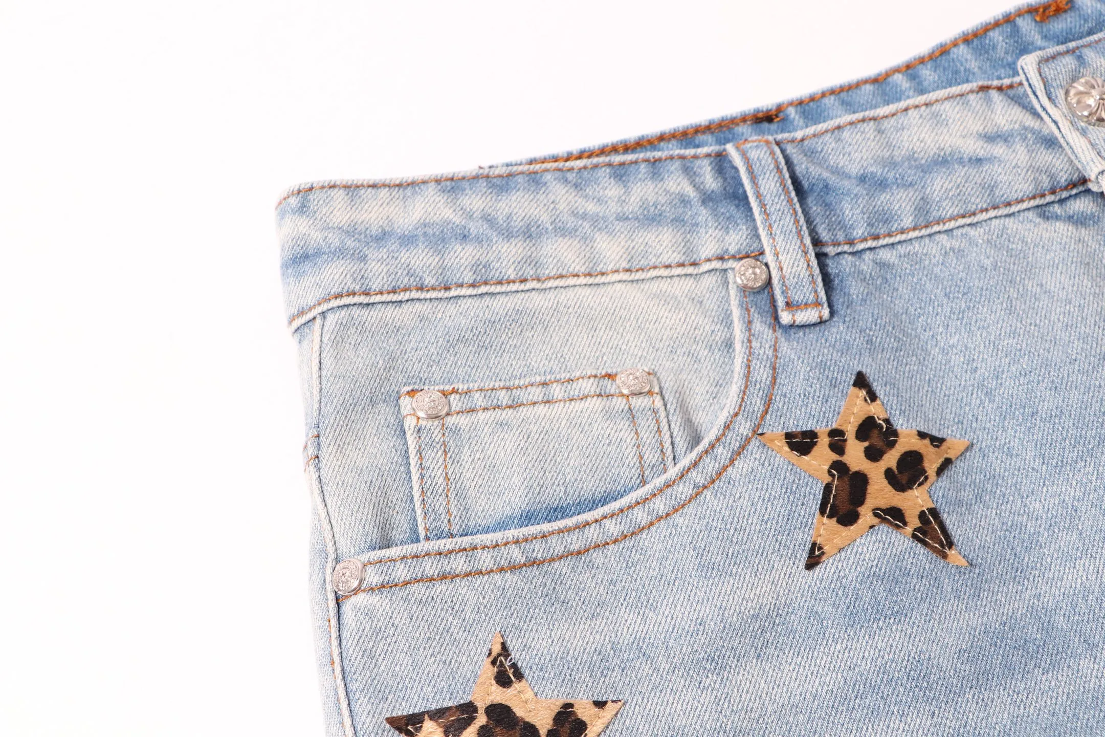 P250 Style number: H42 Croxin & 𝐂𝐡𝐫𝐨𝐦𝐞 𝐇𝐞𝐚𝐫𝐭 ss25 blue star leopard print leather denim workwear logging pants. Styles with different washed textures are very friendly to people with thin legs. The slightly flared version perfectly modifies the leg shape. The timeless and moderate length makes it easy to match and match. It is the basis for various styles and is a must-have in your wardrobe! The fabric is stiff but also makes the upper body soft without losing texture. The washing process is even more perfect. It is a must-have item for everyone! ! ! Washed wheat, hang tag, pants label, three labels complete Color: blue Size: 30-32-34-36